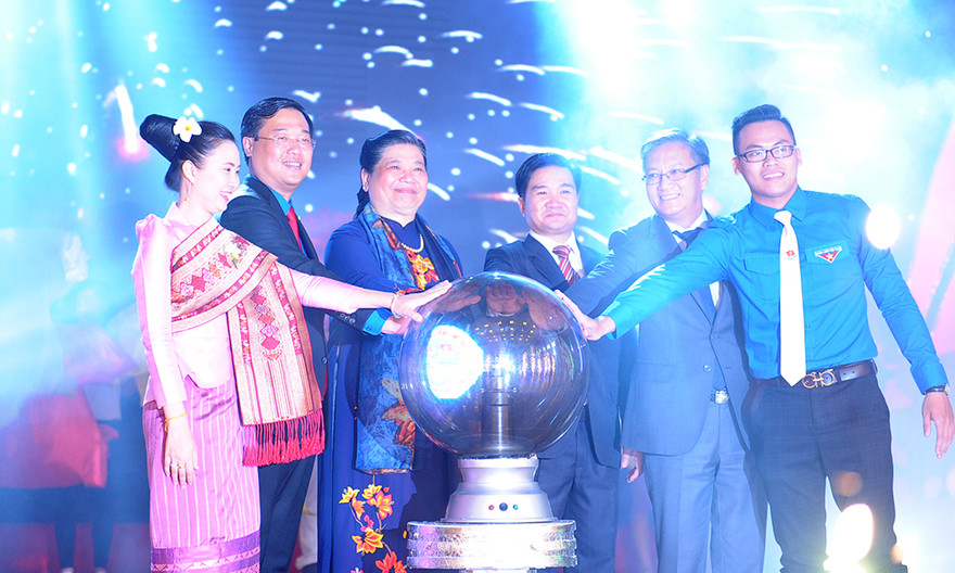 Phó chủ tịch thường trực Quốc hội Tòng Thị Phóng, Bí thư thứ nhất T.Ư Đoàn TNCS Hồ Chí Minh Lê Quốc Phong, Bí thư T.Ư Đoàn TNNDCM Lào Sỏn-Thạ-Nu-Thăm-Mạ-Vông và đại biểu thanh niên hai nước