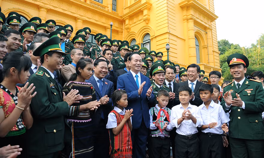 Chủ tịch nước Trần Đại Quang gặp gỡ 60 gương tiêu biểu "thầy giáo quân hàm xanh" và các em học sinh đang được các cán bộ, chiến sĩ hỗ trợ nhân dịp về thăm Thủ đô. Ảnh: Xuân Tùng