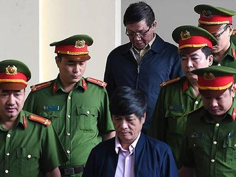 Các ông Vĩnh (đeo kính), Hóa được dẫn giải vào khu vực xét xử.