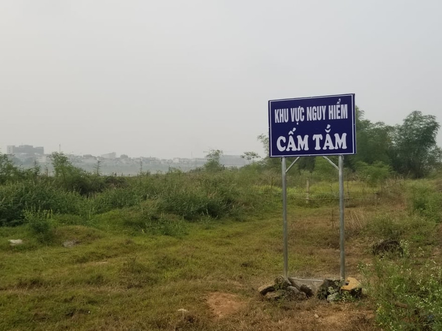 Biển cảnh báo nguy hiểm, cấm tắm được dựng lên sáng 22/3.