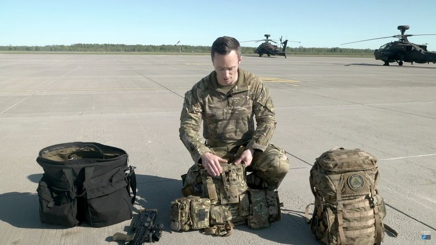 Phi công trực thăng Apache mang theo gì lúc nhảy dù, sau khi máy bay bị bắn hạ?