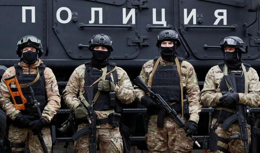 Khẩu VSS Vintorez trong tay người lính ngoài cùng bên trái