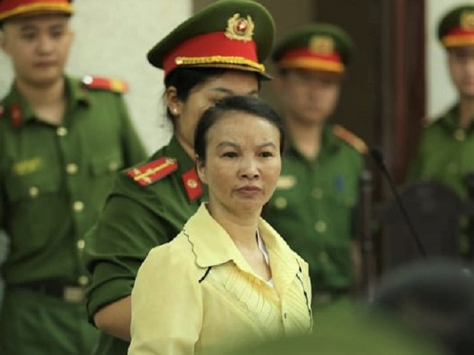 Bị cáo Trần Thị Hiền tìm người thân, nhắn mua thêm nhu yếu phẩm gửi cho mình.