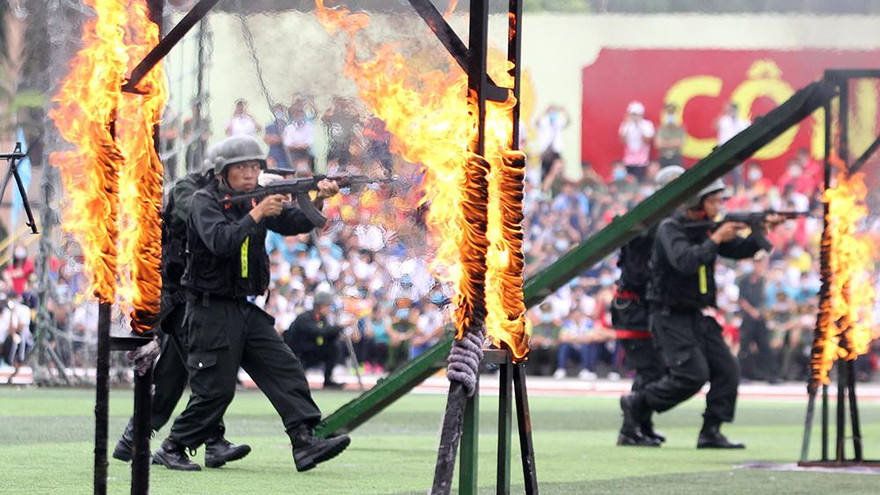 Biểu diễn kỹ thuật vượt chướng ngại vật kết hợp bắn súng diệt mục tiêu.