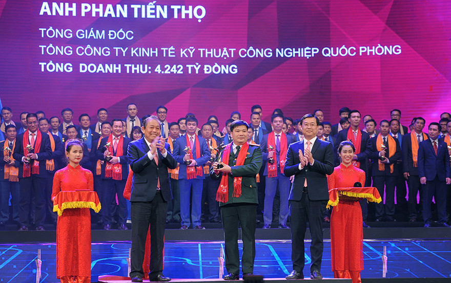 Trao giải thưởng Sao Đỏ - 100 Doanh nhân trẻ tiêu biểu 2017