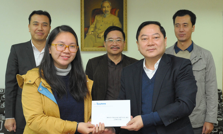 Tổng biên tập báo Tiền Phong Lê Xuân Sơn trao kinh phí hoạt động 2.500 USD tới Bí thư Đoàn cơ sở TNCS Hồ Chí Minh tại Cuba Trần Lê Anh Thư