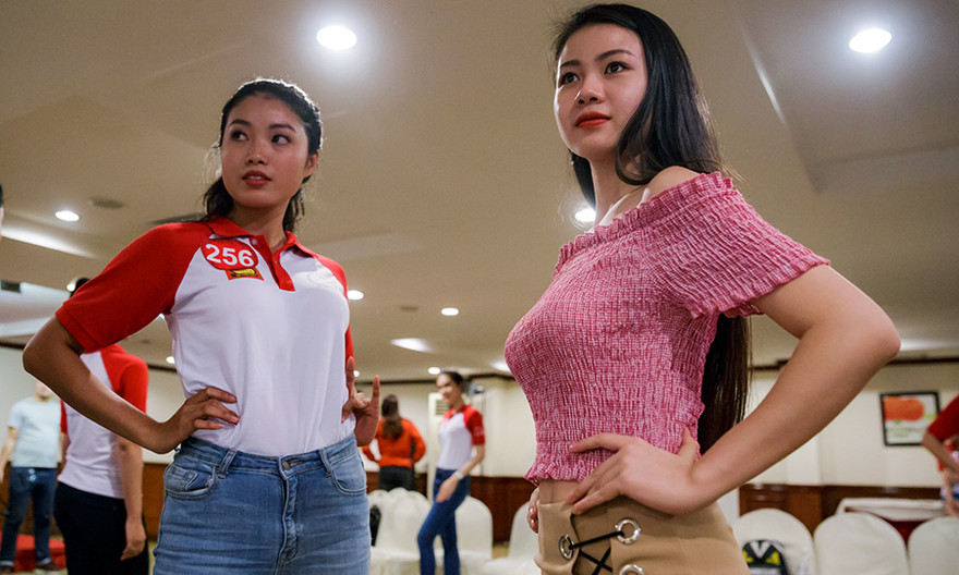 Thí sinh Hoa khôi Sinh viên Việt Nam luyện thả dáng với Á hậu Huyền My