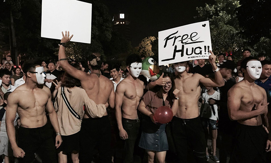 Trên mạng xã hội hoạt động quảng bá gym dịp Noel "ôm trai lạ 6 múi tại phố đi bộ" thu hút sự quan tâm của cộng đồng mạng