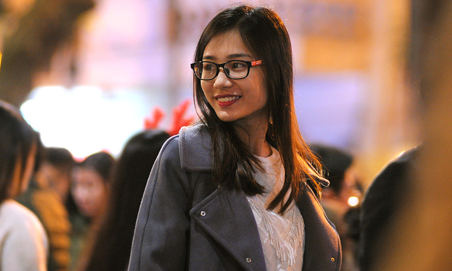 Thiếu nữ Hà thành rạng rỡ xuống phố đón Giáng Sinh sớm