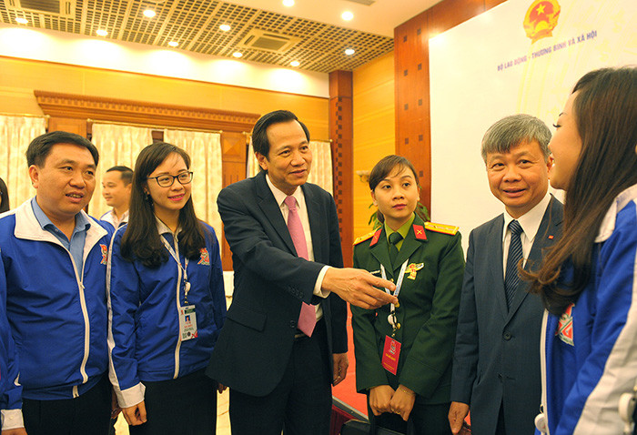 Bộ trưởng LĐ-TB&XH Đào Ngọc Dung trao đổi với các đại biểu. Ảnh: Xuân Tùng