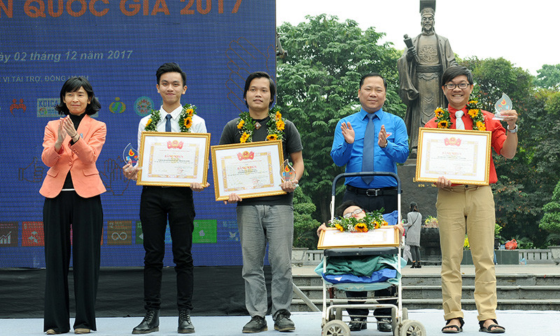 Bí thư T.Ư Đoàn, Chủ tịch T.Ư Hội LHTN Việt Nam Nguyễn Phi Long; Phó Giám đốc Chương trình phát triển Liên Hợp Quốc, phụ trách Chương trình TÌnh nguyện Liên Hợp Quốc tại Việt Nam Akiko Fujii trao giải thưởng cho các cá nhân xuất sắc. ẢNh: Xuân Tùng