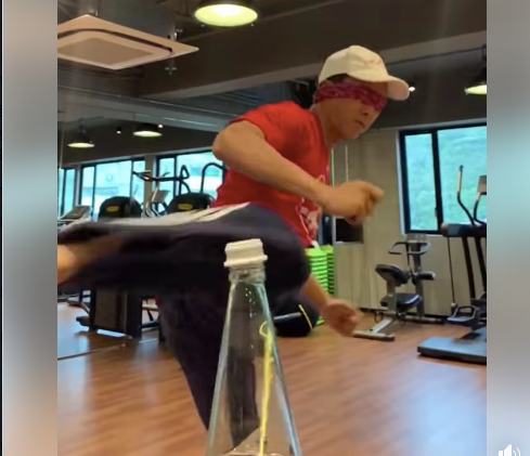 Cộng đồng mạng 'sục sôi' clip Chung Tử Đơn nâng độ khó thử thách đá nắp chai