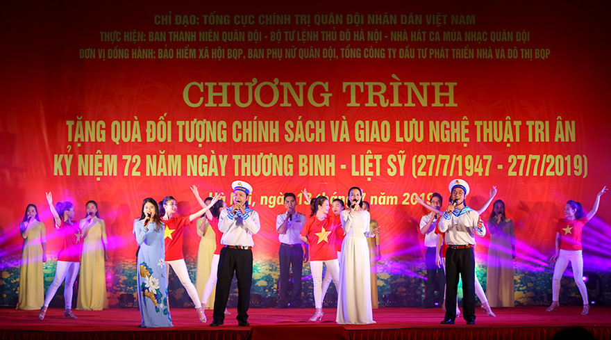 Đặc sắc chương trình tặng quà, giao lưu nghệ thuật tri ân thương binh, liệt sĩ