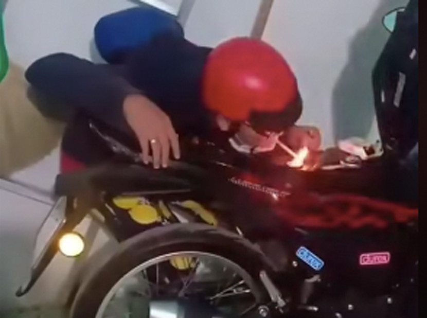 Châm lửa bình xăng... mồi thuốc lá, nam thanh niên nhận 'kết đắng'