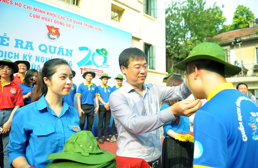 Bí thư thứ nhất T.Ư Đoàn Lê Quốc Phong tặng mũ cho các tình nguyện viên trước giờ lên đường. Ảnh: Xuân Tùng