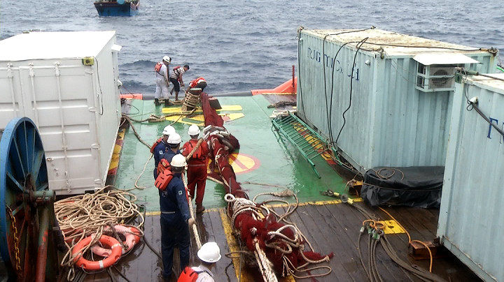 Sử dụng 5 tời chuyên dụng kéo tàu cá lên khỏi đáy biển