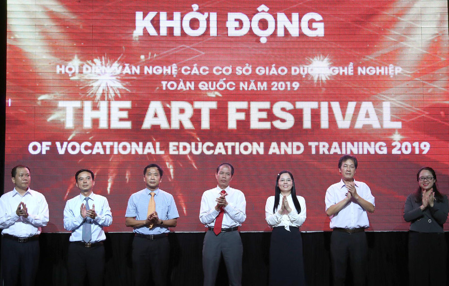 Đại diện Ban Tổ chức và đơn vị đăng cai ấn nút chính thức khởi động chương trình