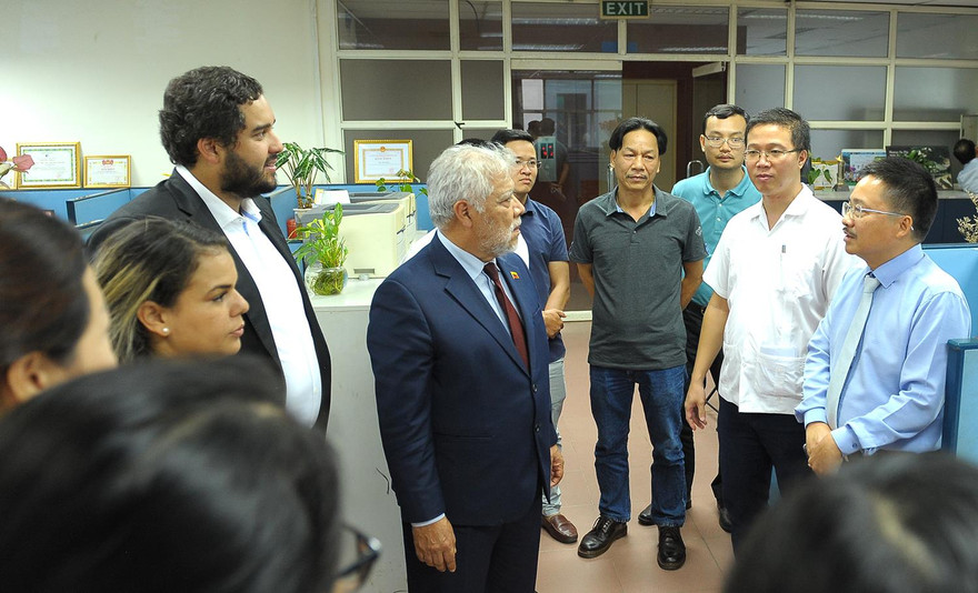 Đoàn đại biểu thanh niên Venezuela thăm báo Tiền Phong