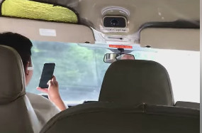 Cộng đồng mạng 'thót tim', bất bình trước hành vi của tài xế xe khách