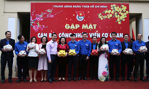 Anh Lê Quốc Phong - Bí thư thứ nhất T.Ư Đoàn, Chủ tịch T.Ư Hội LHTN Việt Nam và anh Nguyễn Ngọc Lương - Bí thư T.Ư Đoàn, Chủ tịch Hội đồng Đội Trung ương tặng Lợn vàng cho đại diện các ban, đơn vị cơ quan Trung ương Đoàn năm Kỷ Hợi 2019