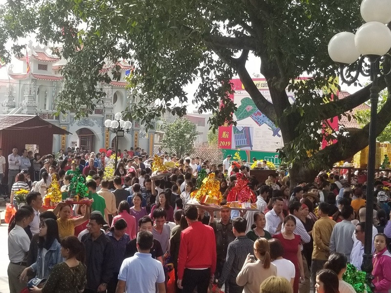 Biển người chen chân 'xin lộc' Bà Chúa Kho