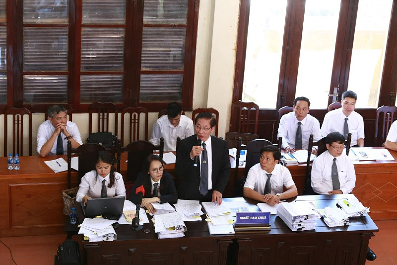 Luật sư Chiến đặt câu hỏi với điều tra viên.