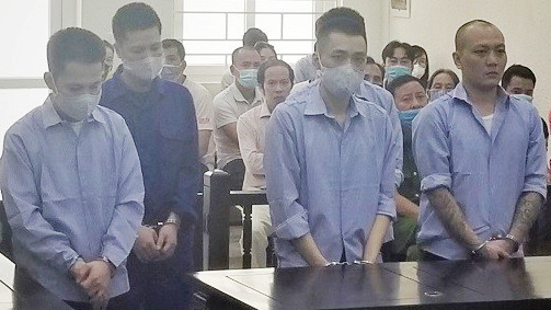 Nhóm bị cáo đe dọa cả công an để cướp tiền.