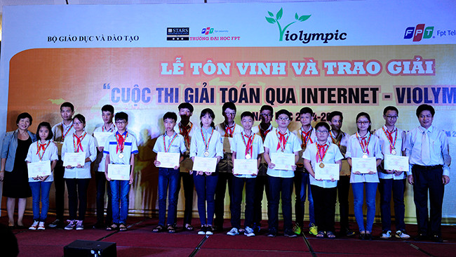 Đại diện ban tổ chức trao chứng nhận cho các em học sinh đoạt giải. Ảnh: X.T