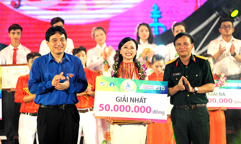 Ngọc Anh (Đại học Thái Nguyên) giành giải nhất cuộc thi với ca khúc "Hồ trên núi" của nhạc sĩ Phó Đức Phương.