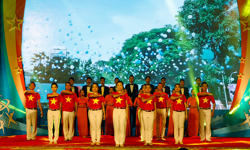 Tiết mục văn nghệ khai màn phiên trọng thể của Đại hội sáng 13/12