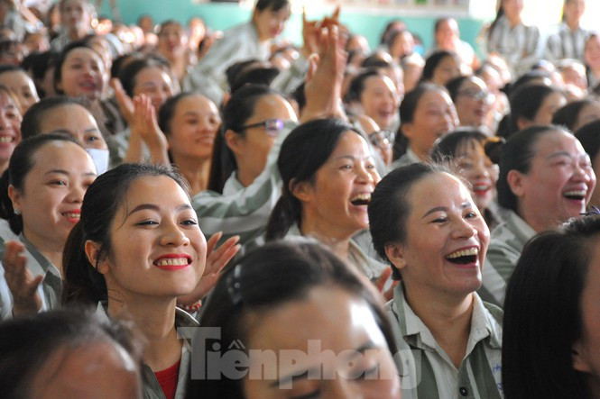 Phạm nhân xem văn nghệ trong trại giam. Ảnh Nguyễn Thắng.