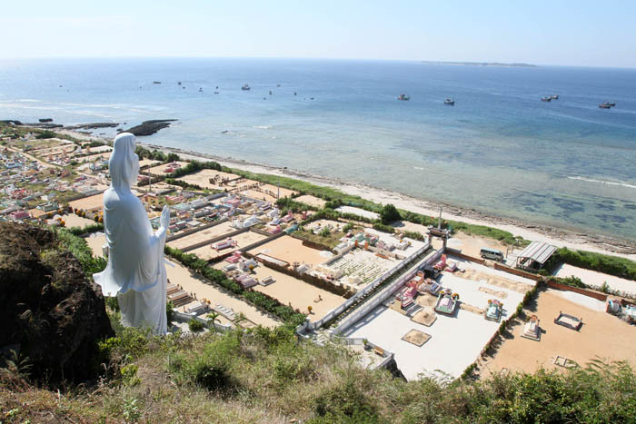 Một góc Lý Sơn, nhìn từ đằng sau tượng Phật Bà Quan Âm chùa Đục – núi Giếng Tiền