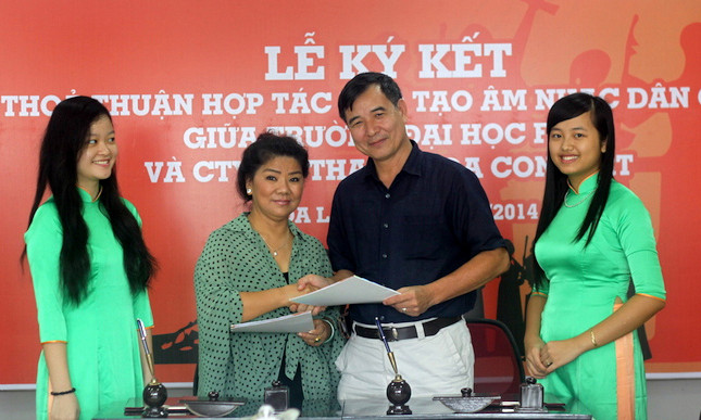 Hiểu trưởng ĐH FPT Lê Trường Tùng và NSND THanh Hoa ký kết thỏa thuận đào tạo Dân ca