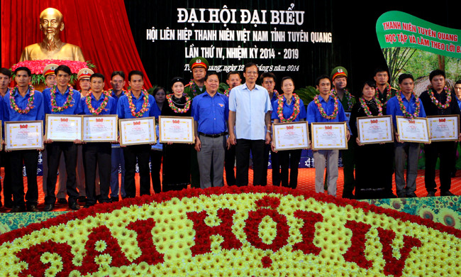 Phó Bí thư thường trực Tỉnh ủy Tuyên Quang Phạm Minh Huấn và Phó Chủ tịch thường trực Hội LHTN Việt Nam Nguyễn Phi Long trao Bằng khen cho thanh niên Tuyên Quang tiêu biểu trong học tập và làm theo lời Bác 