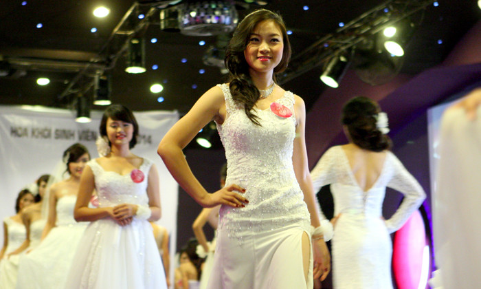 Thí sinh Imiss lThăng Long lộng lẫy váy cưới