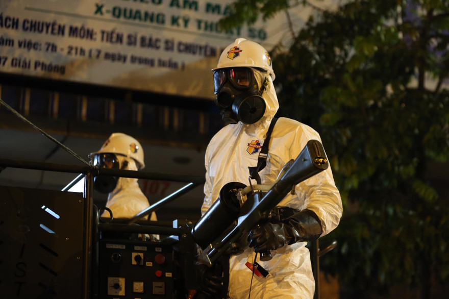 Quân đội tiến hành khử khuẩn tại Bệnh viện Bạch Mai. Ảnh minh họa.