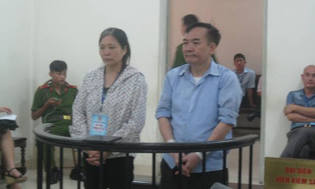 Cặp vợ chồng lừa đảo tại toà.