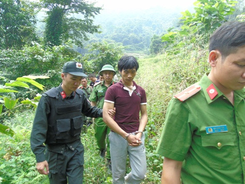 Tẩn Láo Lở bị áp giải về nơi lẩn trốn.