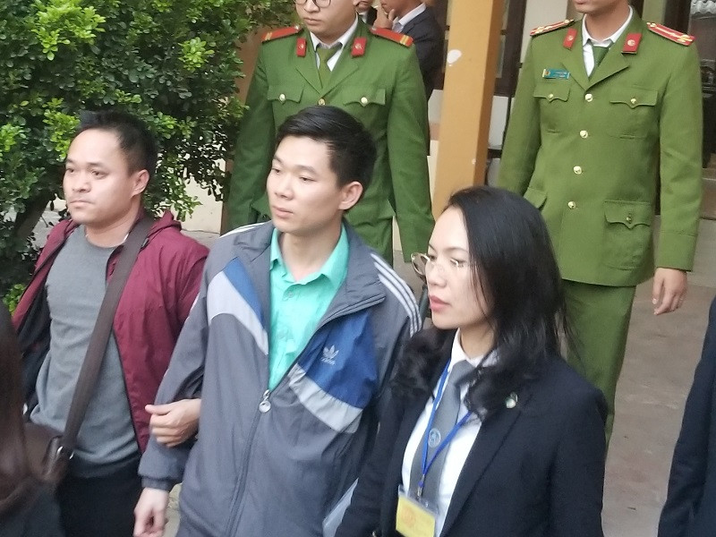 Bị cáo Hoàng Công Lương và luật sư Trần Hồng Phúc.