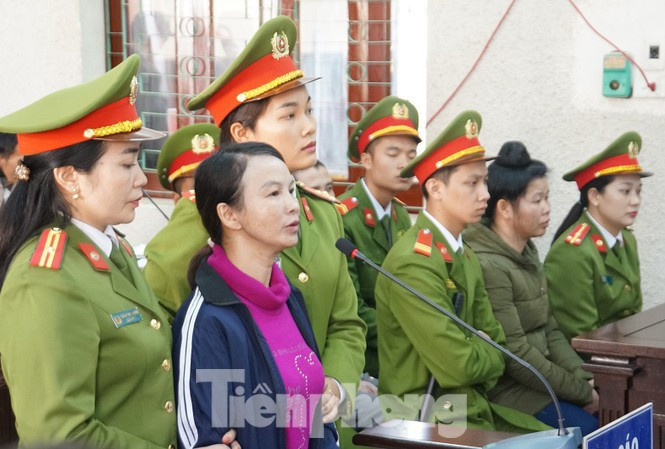 Bị cáo Trần Thị Hiền - mẹ nữ sinh Cao Mỹ Duyên.