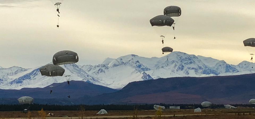 Lính nhảy dù từ Lữ đoàn 4, Sư đoàn Bộ binh 25 thực hiện một chiến dịch phối hợp xâm nhập vào Khu vực Huấn luyện Donnelly, Alaska, ngày 14 tháng 9 năm 2020