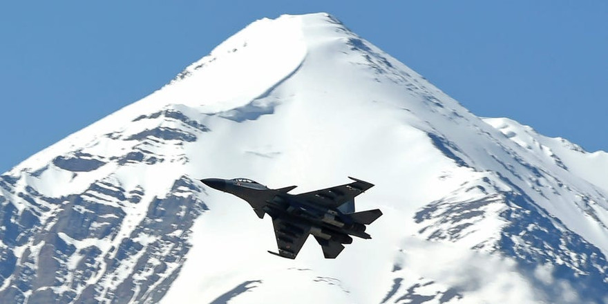 Tiêm kích Ấn Độ bay trên vùng trời Ladakh, thuộc bang Jammu và Cashmir