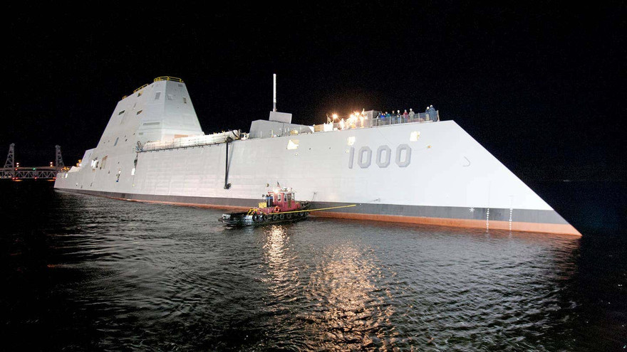 Tàu Zumwalt với khẩu pháo AGS chĩa thẳng lên trời