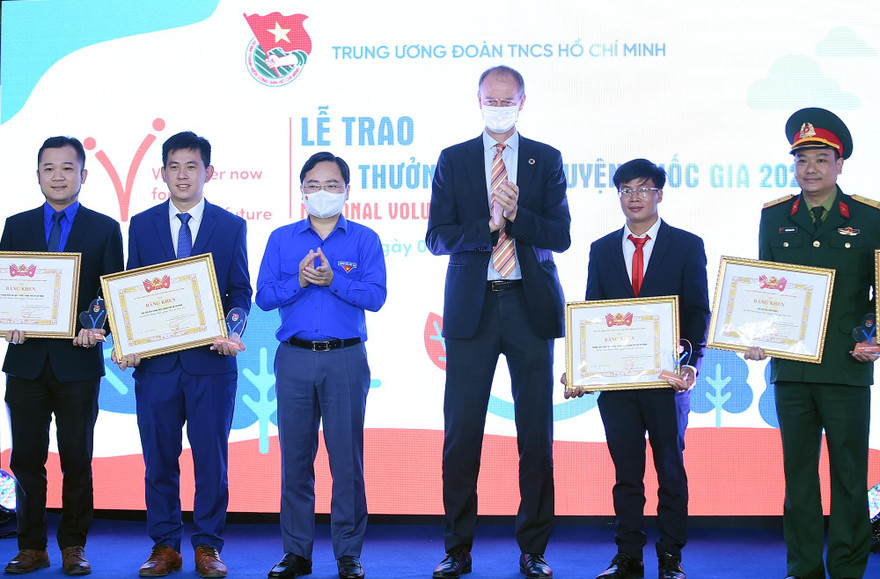 Các tập thể nhận giải thưởng Tình nguyện Quốc gia năm 2021. Ảnh: Xuân Tùng