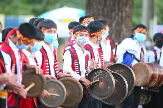 Các bạn trẻ trong đội cồng chiêng tại Gia Lai tham gia biểu diễn trên đường chạy Giải Vô địch Quốc gia Marathon và cự ly dài báo Tiền Phong năm 2021.