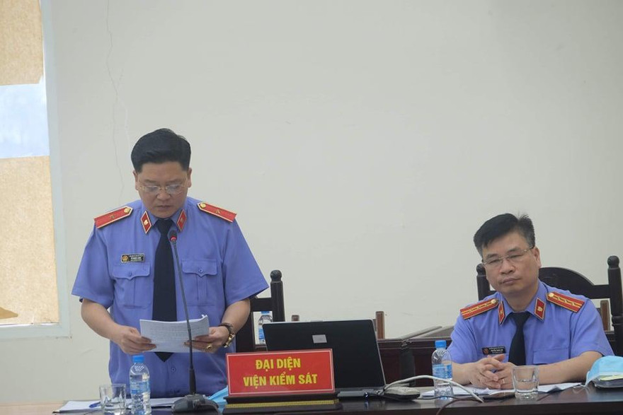 Đại diện viện kiểm sát thực hành quyền công tố tại tòa.