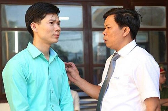 Luật sư Lê Văn Thiệp và bị cáo Hoàng Công Lương.