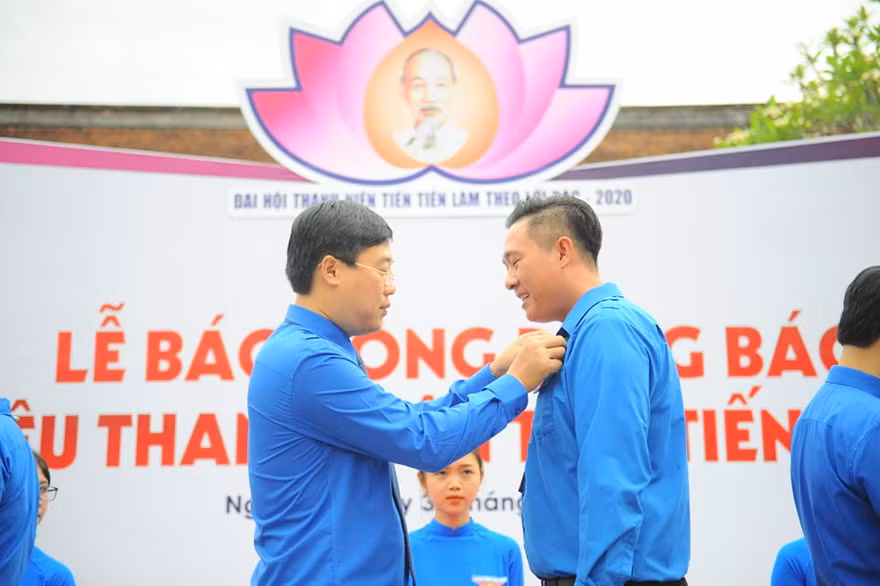 Đồng chí Lê Quốc Phong - Ủy viên Dự khuyết BCH Trung ương Đảng, Bí thư thứ nhất BCH Trung ương Đoàn trao huy hiệu Thanh niên tiên tiến làm theo lời bác cho đại biểu dự Đại hội Thanh niên tiên tiến làm theo lời Bác lần thứ VI năm 2020. Ảnh: Mạnh Thắng