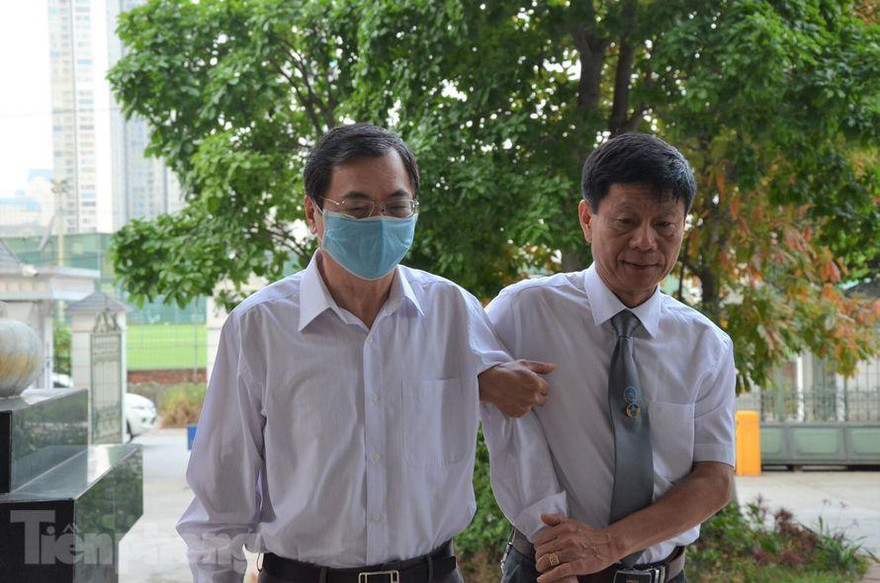 Ông Vũ Huy Hoàng hầu tòa sơ thẩm trong tình trạng sức khỏe yếu.