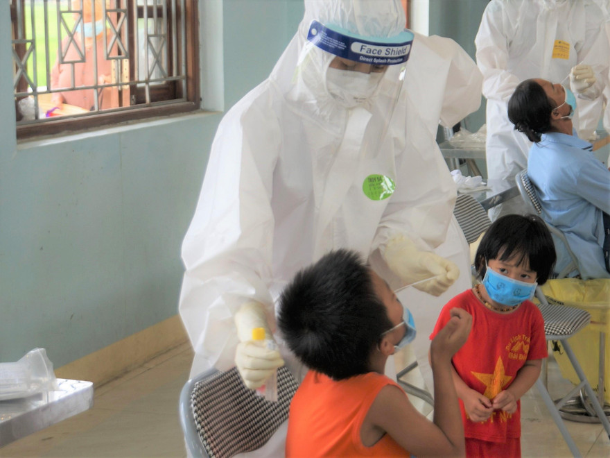 Sáng 19/5, đoàn sinh viên Đại học Kỹ thuật Y tế Hải Dương đã lấy mẫu để xét nghiệm COVID-19 cho người dân xã Quảng Minh, huyện Việt Yên, Bắc Giang.